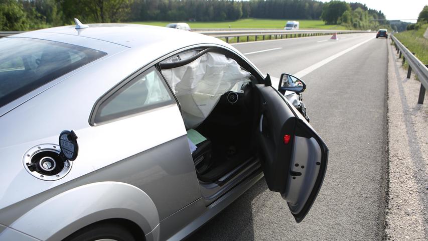 Audi TT rammt Fiat Punto von der Autobahn