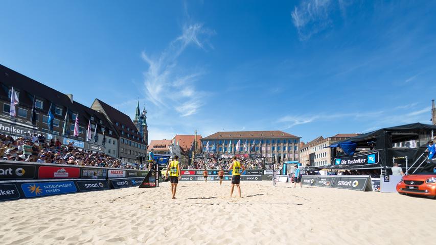 Baggern vor Traumkulisse: Beach-Volleyball auf dem Hauptmarkt
