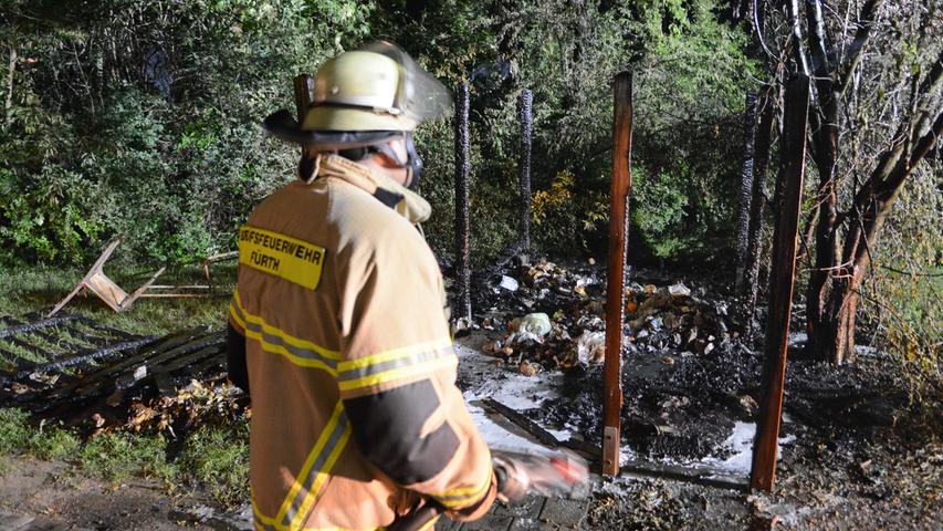 Einsatz in Hardhöhe: Müllunterstand brannte aus