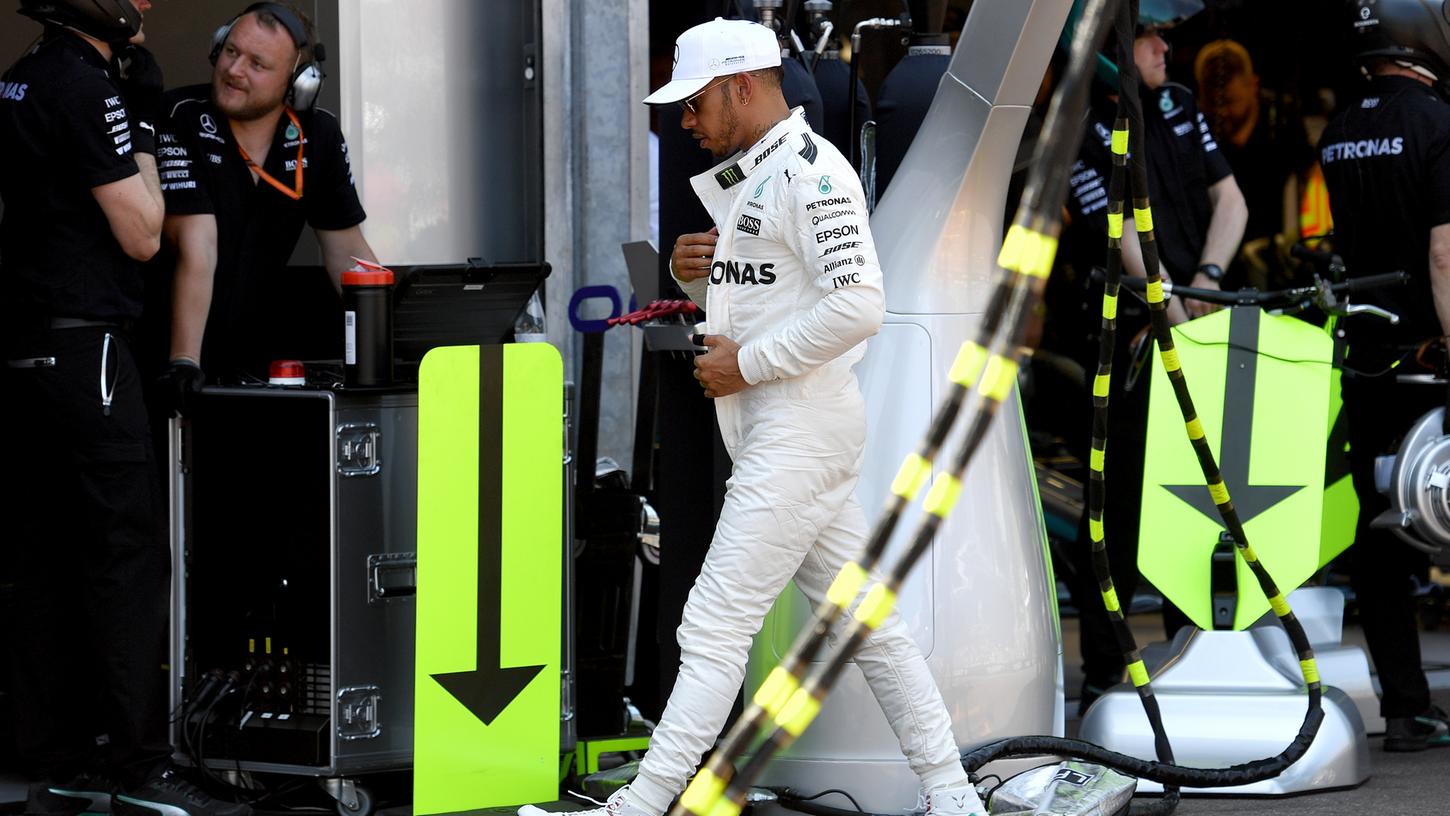 Verlässt nach dem Grand Prix von Monaco frustriert die Teamgarage: Der Brite Lewis Hamilton.