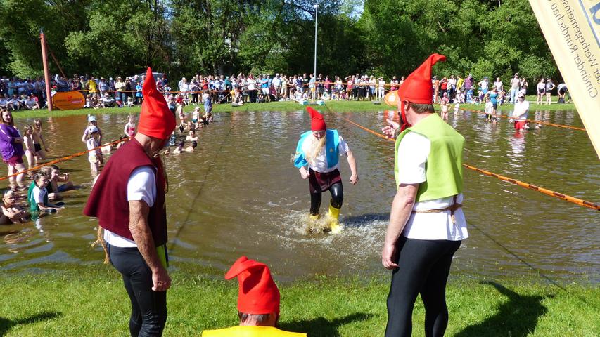 In Gummistiefeln durch den See: Das Wasserradfest in Georgensgmünd