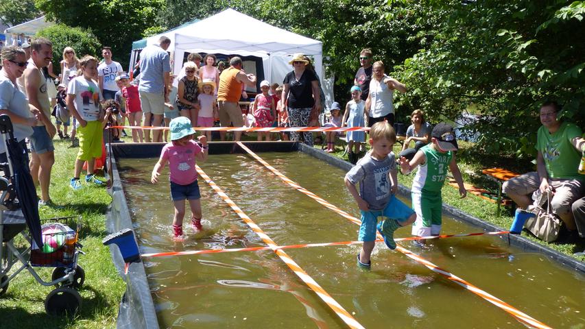 In Gummistiefeln durch den See: Das Wasserradfest in Georgensgmünd