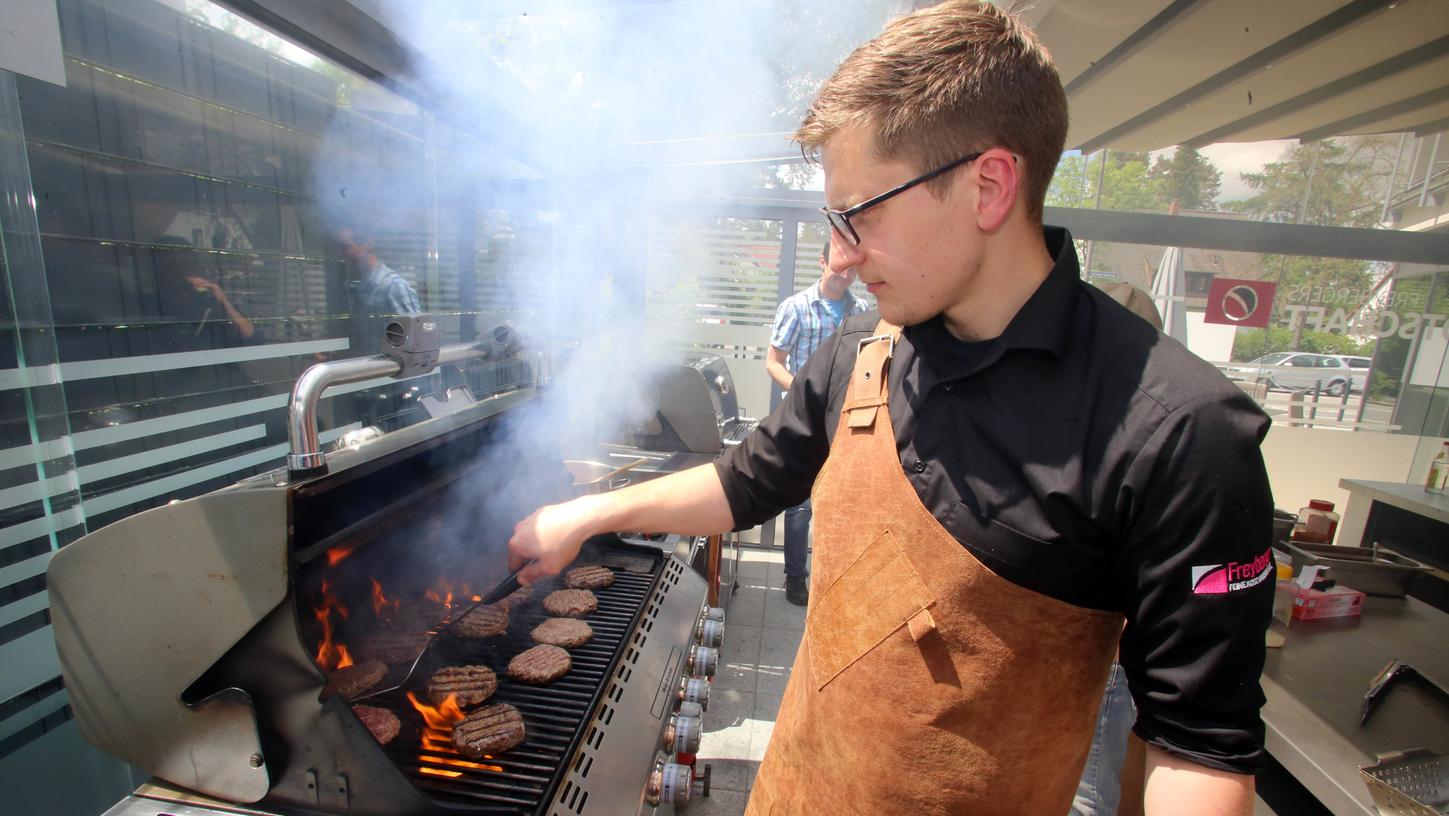 Corona macht es möglich: Dirk Freyberger grillt online - aber acht Personen dürfen auch beim Grillkurs vor Ort dabei sein. In einer Meisterklasse hat sich der Fleischsommelier weiteres Wissen angeeignet. Corona macht es möglich: Dirk Freyberger grillt online - aber acht Personen dürfen auch beim Grillkurs vor Ort dabei sein. In einer Meisterklasse hat sich der Fleischsommelier weiteres Wissen angeeignet.