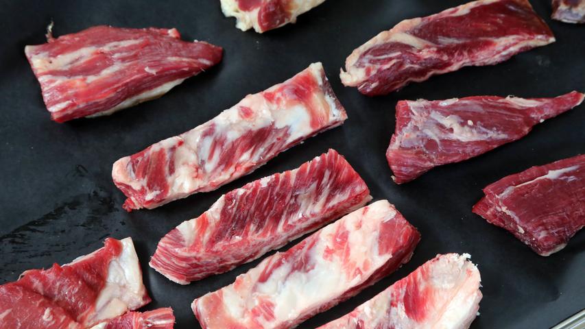 "Argen­tinisches Rinderfilet ist ewig unterwegs", sagt Freyberger. Das Fleisch könne eine tolle Qualität haben – aber auch richtig mies sein. Wenn man es fertig mariniert kauft, dann könne man oft gar nicht merken, wie gamm­lig es schon sei. Zumal man sich die Zustände in manchen argentinischen Schlachthöfen vielleicht besser gar nicht vorstellen sollte.