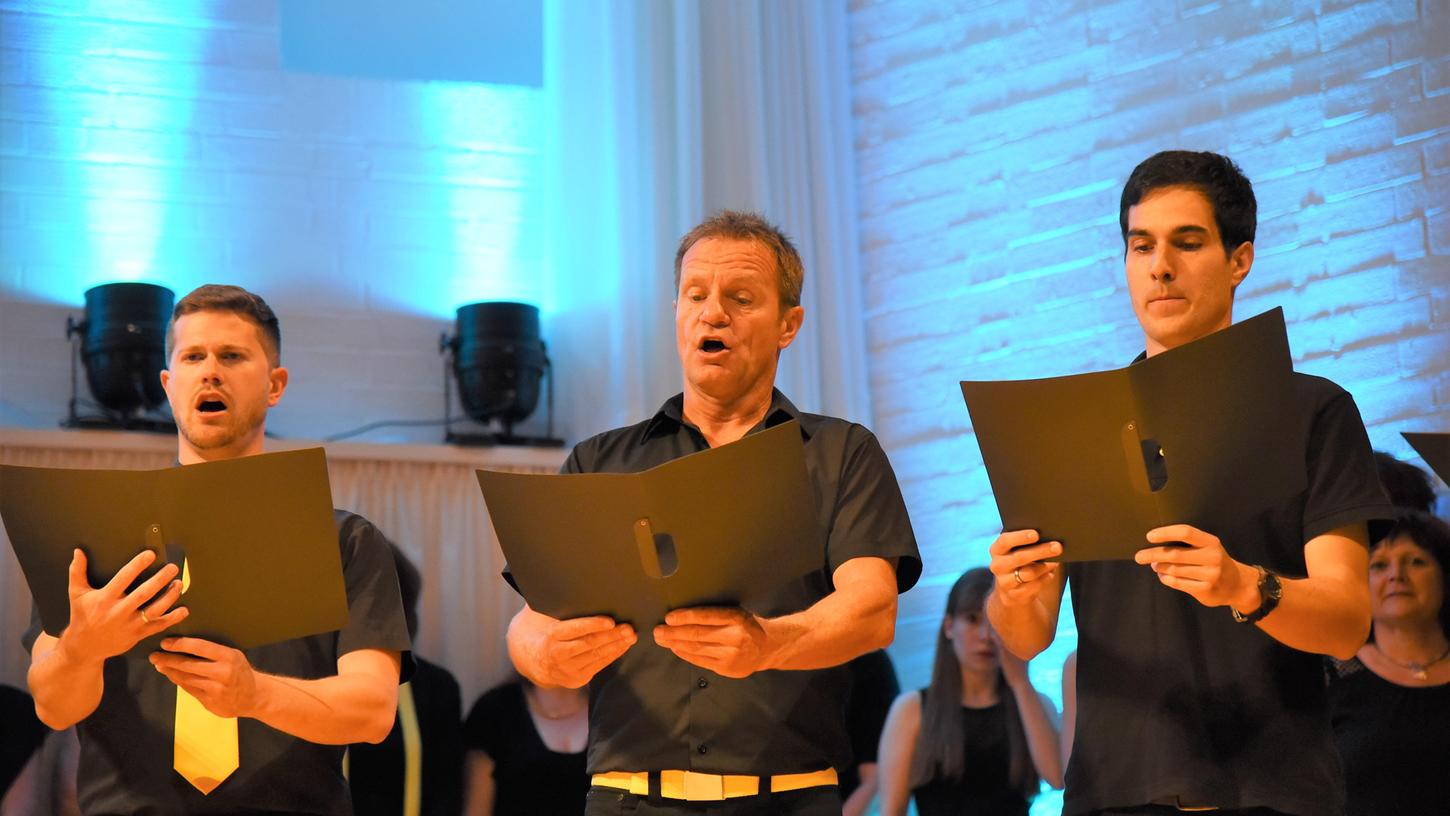 Vocalipur, der außergewöhnliche Chor aus Freystadt, zeigt immer wieder, was a cappella alles möglich ist. Dirigent Wolfgang Kellendorfer und die Sänger geben alles.