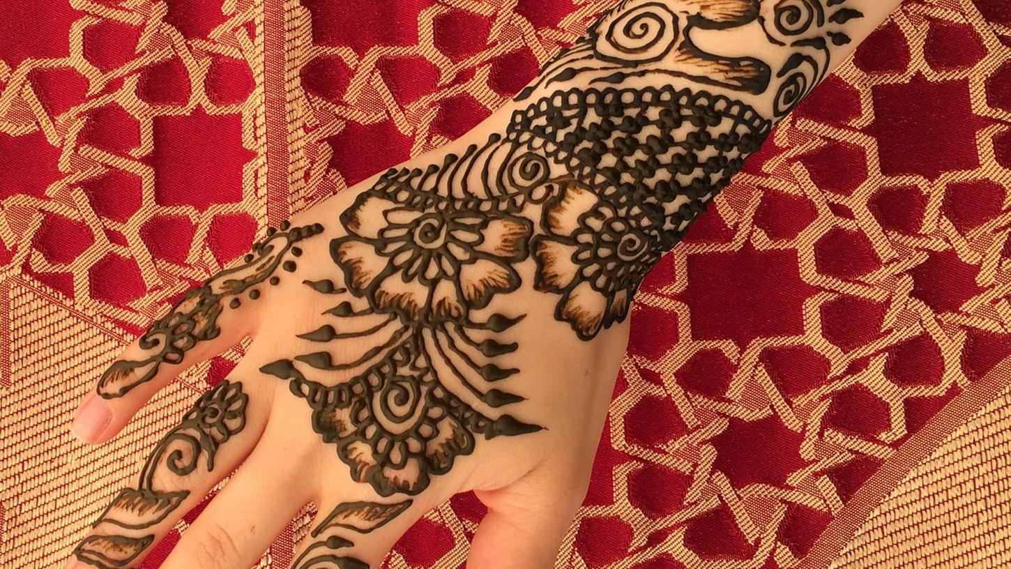 So sieht ein richtiges Henna-Tattoo aus. Es ist braun.