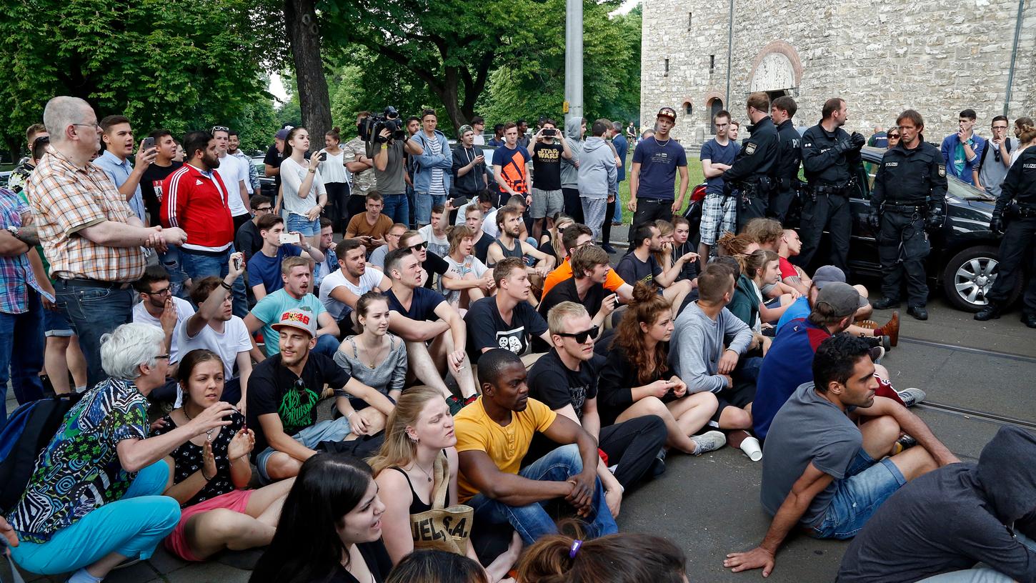 Am 31. Mai protestierten die Schüler der Berufsschule B11 in Nürnberg unter anderem mit Sitzblockaden gegen die Abschiebung ihres Klassenkameraden Asef N. nach Afghanistan. Am 31. Mai protestierten die Schüler der Berufsschule B11 in Nürnberg unter anderem mit Sitzblockaden gegen die Abschiebung ihres Klassenkameraden Asef N. nach Afghanistan.