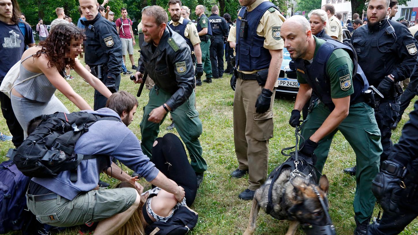 Mit Hunden und Gewalt ging die Polizei gegen Nürnberger Berufsschüler vor.