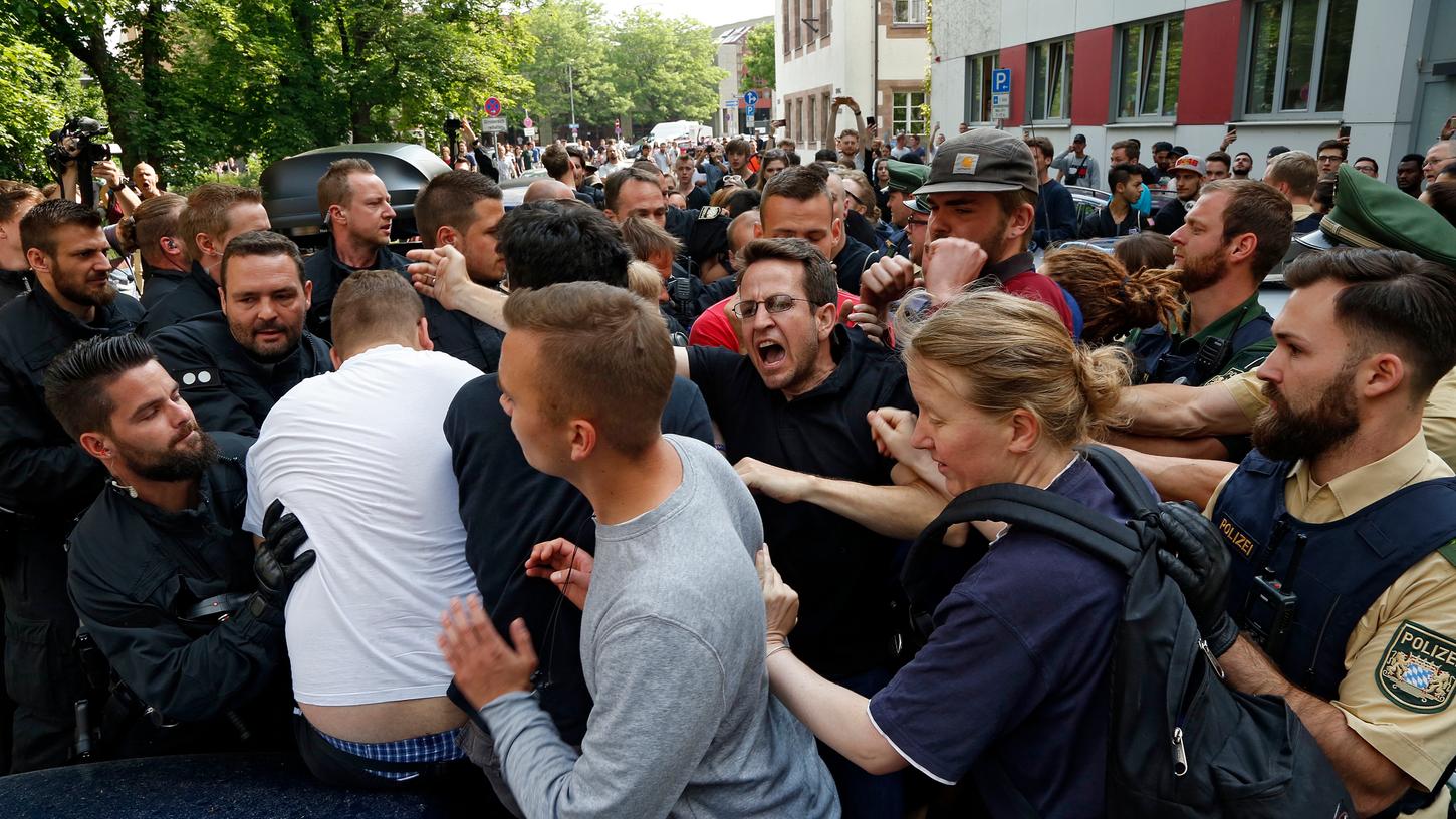 Und plötzlich eskalierte die Situation: Tumultartige Szenen spielten sich Ende Mai an der Berufsschule am Berliner Platz ab.
