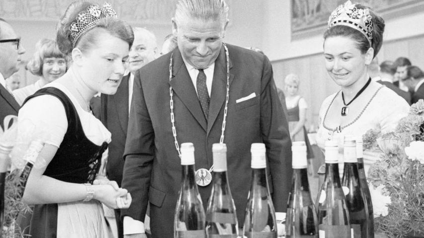 Die feinsten Weinsorten läßt sich der Oberbürgermeister erklären: links assistiert dabei die pfälzische Weinkönigin Ulrike Klein, rechts die deutsche Weinkönigin Ilse Theobald.  Hier geht es zum Artikel vom 1. Juni 1967: "Prost" auf den Wein