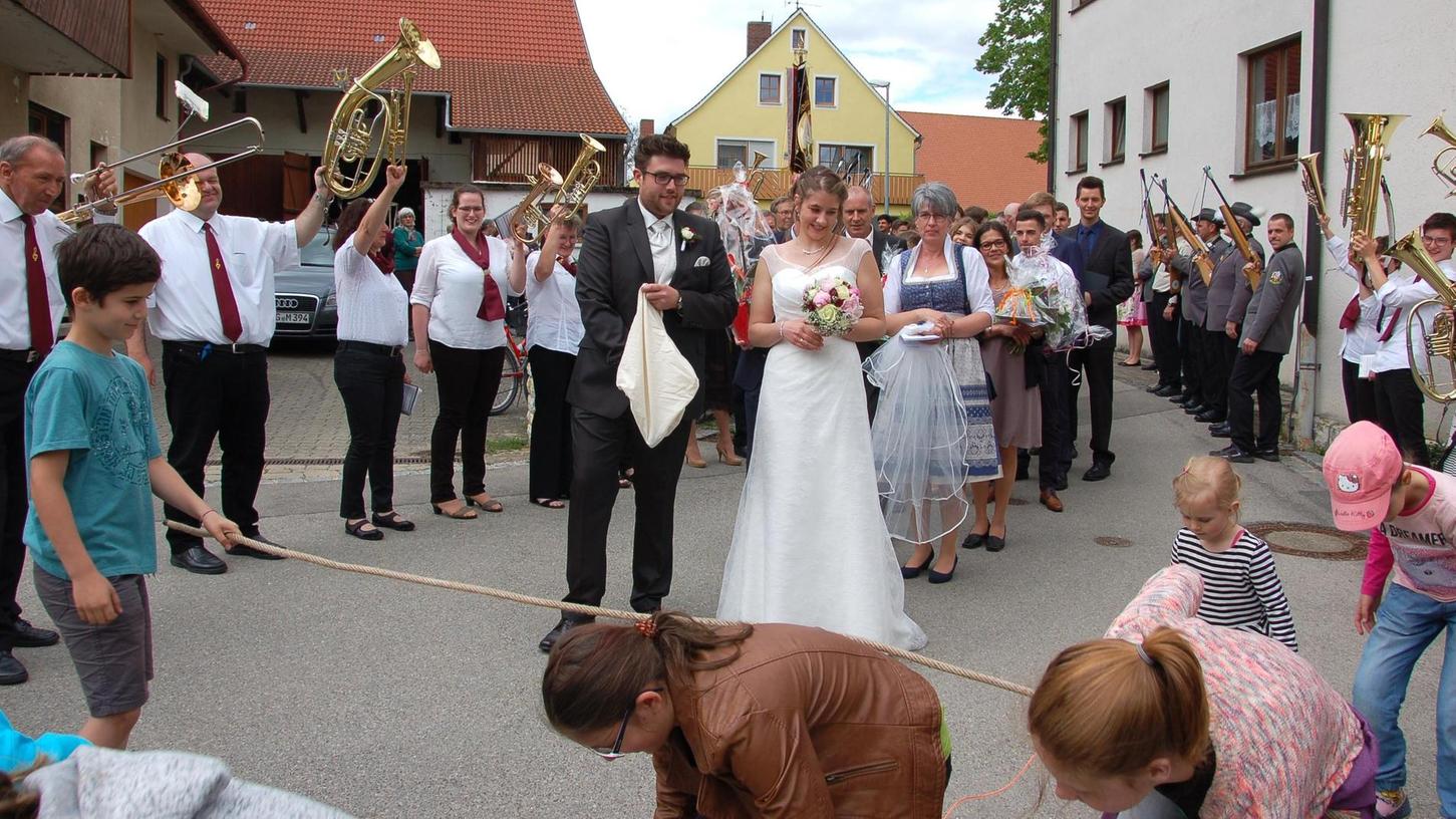 Meinheim: Vereine standen bei Hochzeit Spalier