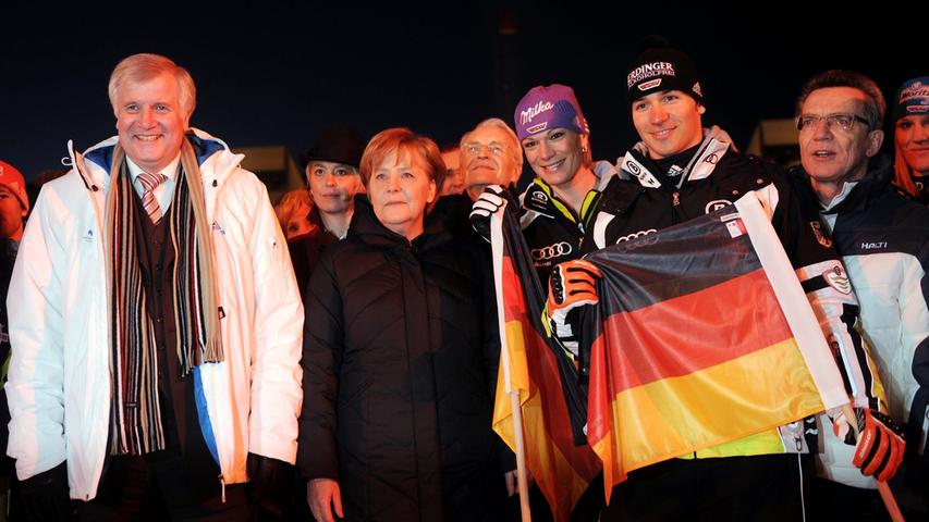 Bayerns Ministerpräsident Horst Seehofer, Kanzlerin Angela Merkel, die Lokalmatadore Maria Riesch und Felix Neureuther und Innenminister Thomas de Maizière verfolgten das Spektakel der Eröffnungszeremonie gebannt.
