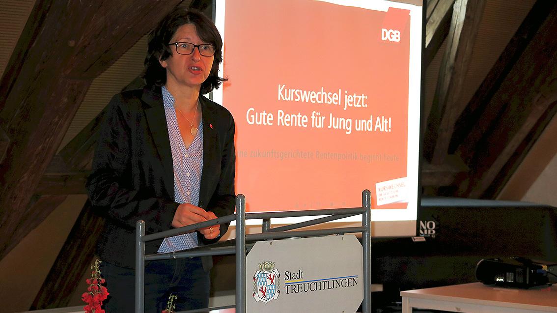 Die stellvertretende DGB-Landesvorsitzende Dr. Verena Di Pasquale sprach im Treuchtlinger Kulturzentrum Forsthaus vor Gewerkschaftern und Betriebsräten. Die stellvertretende DGB-Landesvorsitzende Dr. Verena Di Pasquale sprach im Treuchtlinger Kulturzentrum Forsthaus vor Gewerkschaftern und Betriebsräten.