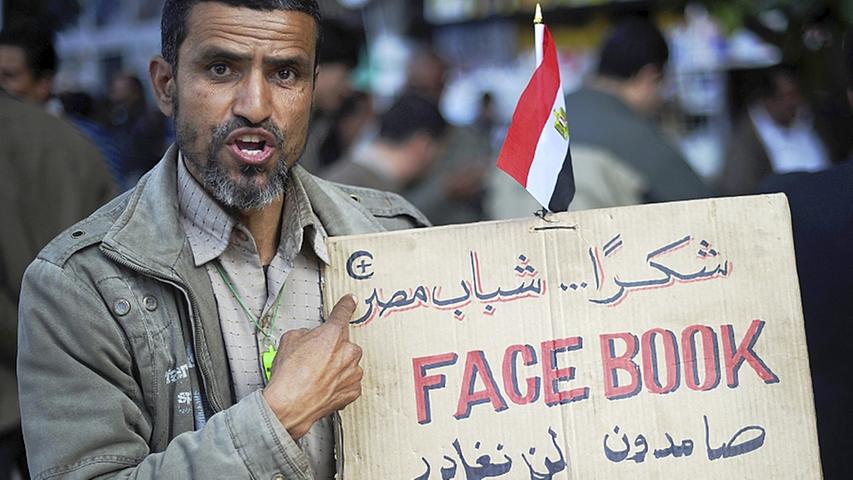An einer Tatsache kommt kein Kritiker vorbei: Während des Arabischen Frühlings haben sich die Demonstranten über Facebook organisiert. Die Aufstände in Ägypten haben sogar im Internet begonnen. Auch in Deutschland...