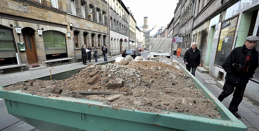 Ein Container mit Bauschutt steht vor dem Gebäude in der Hirschenstraße 23: Für den Oberbürgermeister (links, im Hintergrund) ist das ein erfreulicher Anblick. Ein Container mit Bauschutt steht vor dem Gebäude in der Hirschenstraße 23: Für den Oberbürgermeister (links, im Hintergrund) ist das ein erfreulicher Anblick.