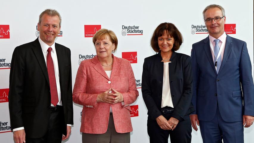 Kanzlerin Angela Merkel mit Nürnbergs Oberbürgermeister und dem Vizepräsidenten des Deutschen Städtetags, Ulrich Maly, der Präsidentin des Deutschen Städtetags Eva Lohse und dem Hauptgeschäftsführer des Städtetags Helmut Dedy.