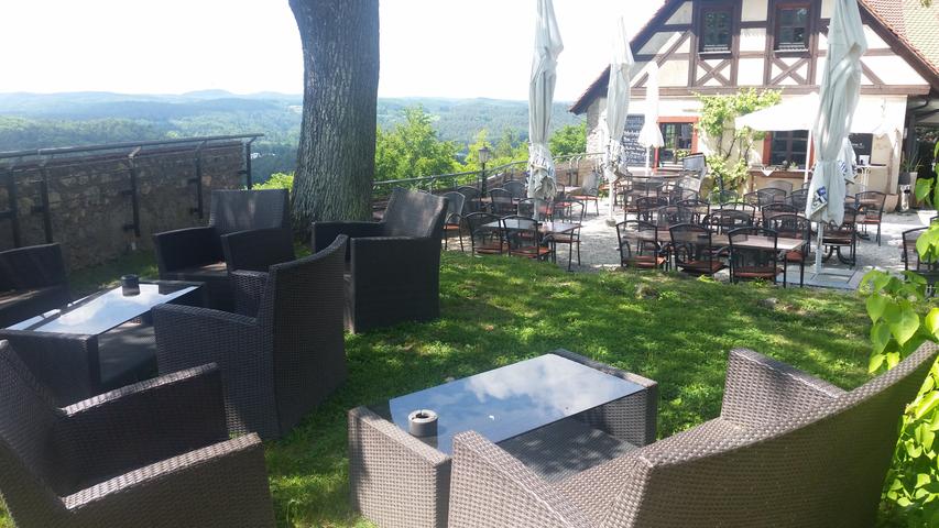 Auf Burg Hartenstein betreibt das Restaurant Touché einen Biergarten, in dem auf den Gast idyllische Ruhe und schattige Plätze unter alten Bäumen warten.