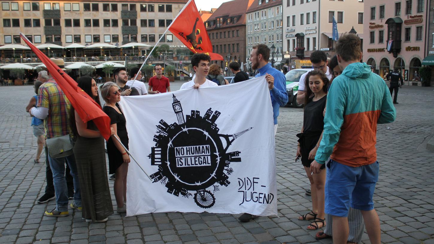 Rund 60 überwiegend junge Menschen demonstrierten am Mittwochabend am Hauptmarkt in Nürnberg gegen die Asylpolitik.