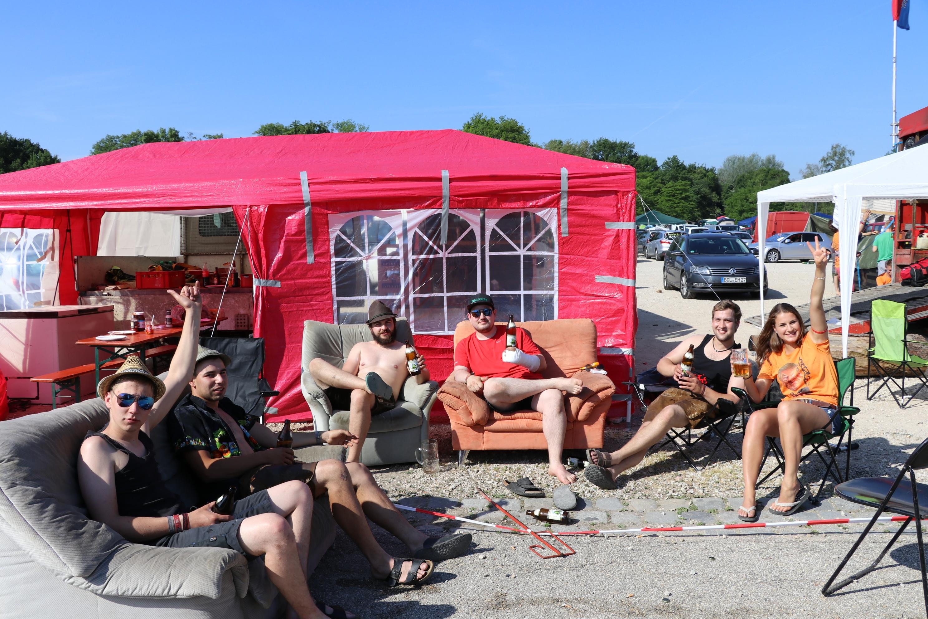 Conny und die Jungs aus Berchtesgaden sind schon seit 5 Uhr morgens bei Rock im Park. Die Feierwütigen haben es sich auf ihren Sofas bequem gemacht und haben schon das eine oder andere Bier getrunken, das sie extra von zuhause mitbegrbacht haben.