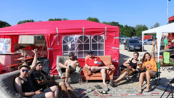Conny und die Jungs aus Berchtesgaden sind schon seit 5 Uhr morgens bei Rock im Park. Die Feierwütigen haben es sich auf ihren Sofas bequem gemacht und haben schon das eine oder andere Bier getrunken, das sie extra von zuhause mitbegrbacht haben.