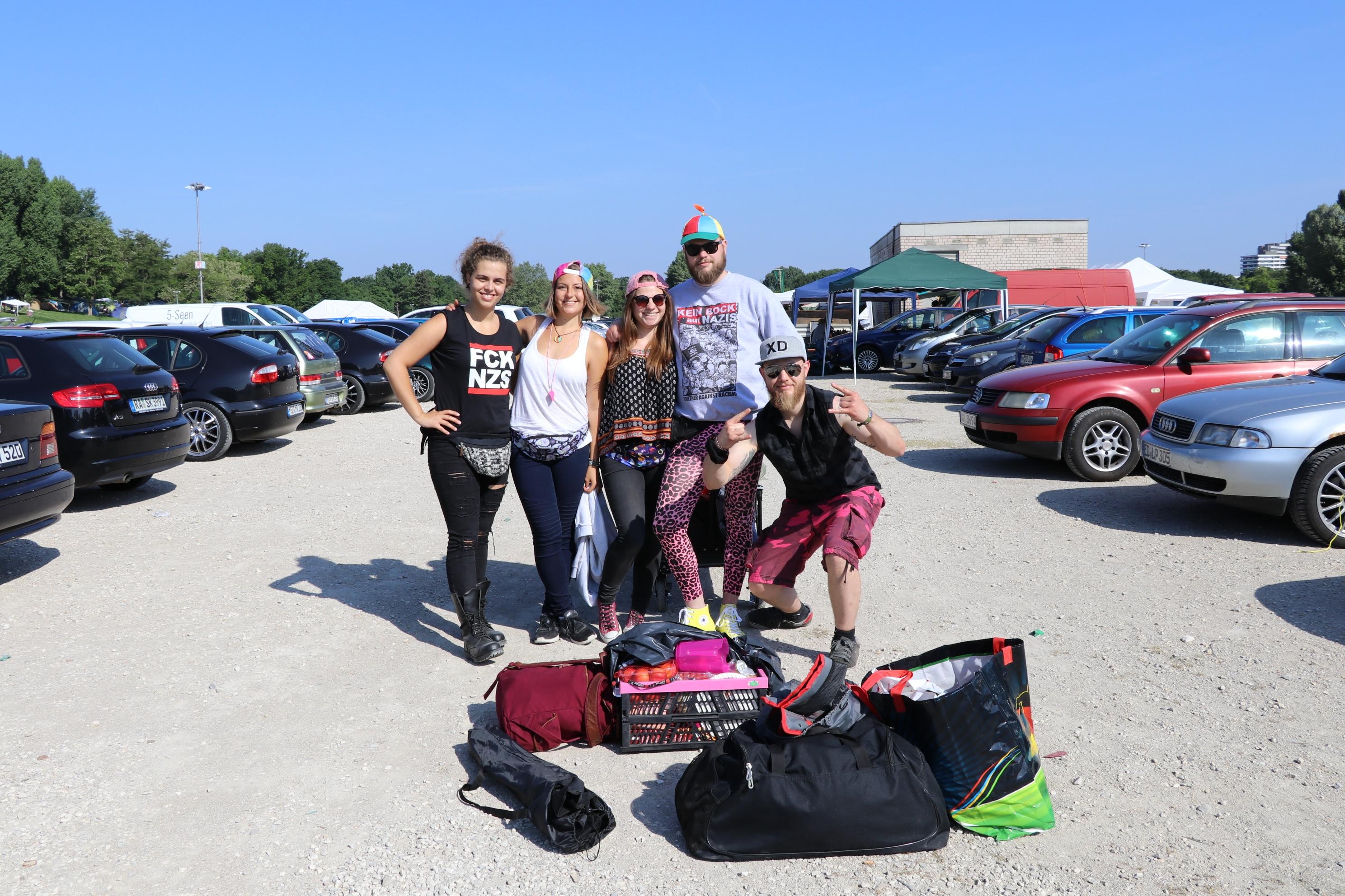 Markus, Stephan, Semmi, Sophie und Thea aus Krumbach haben sich schwer in Schale geschmissen und freuen sich am meisten auf Lauf- und Saufspiele bei Rock im Park.