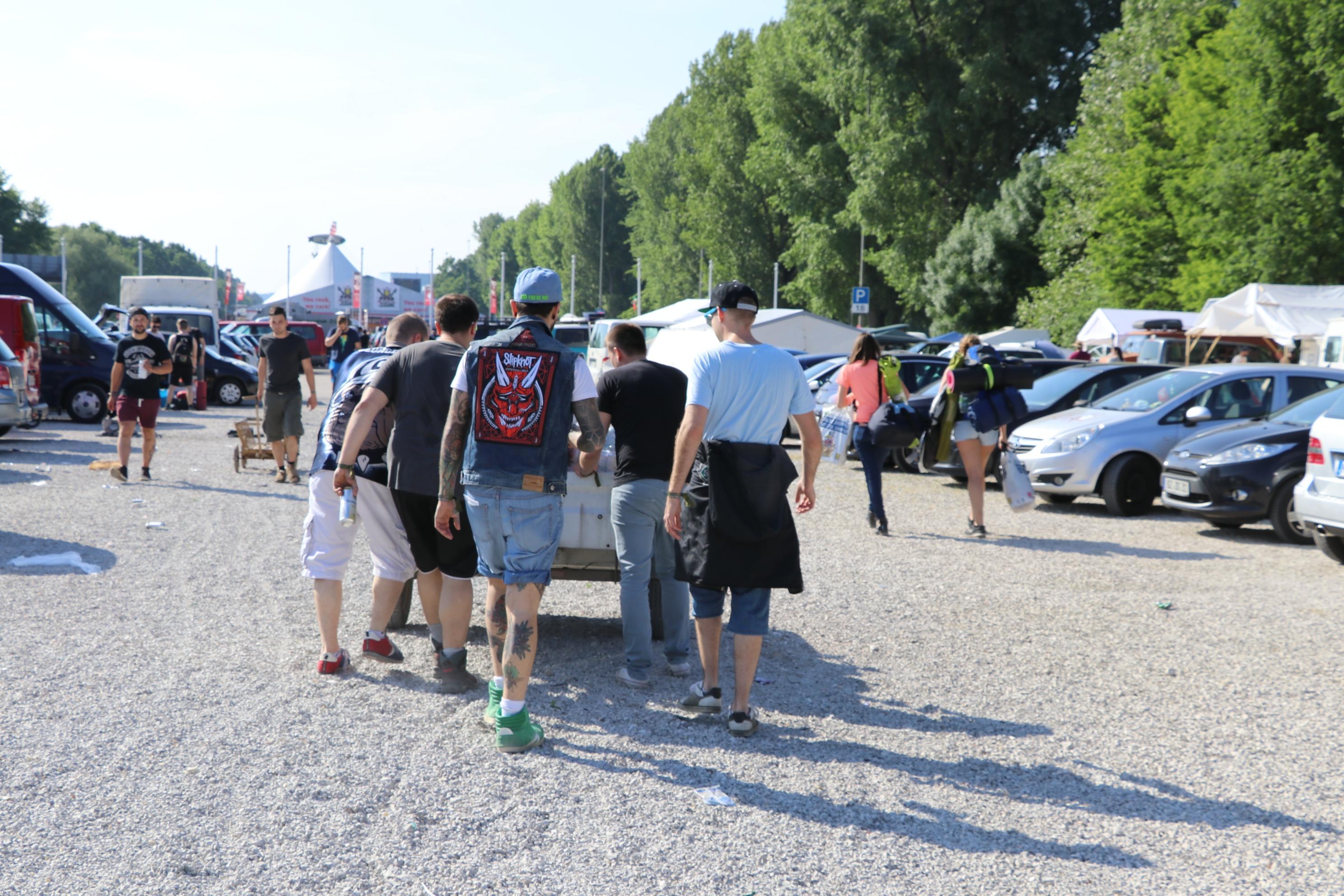 Diese Festivalgänger schieben ihre Habseligkeiten einfach auf einem Hänger zum Einlass.