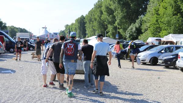 Diese Festivalgänger schieben ihre Habseligkeiten einfach auf einem Hänger zum Einlass.