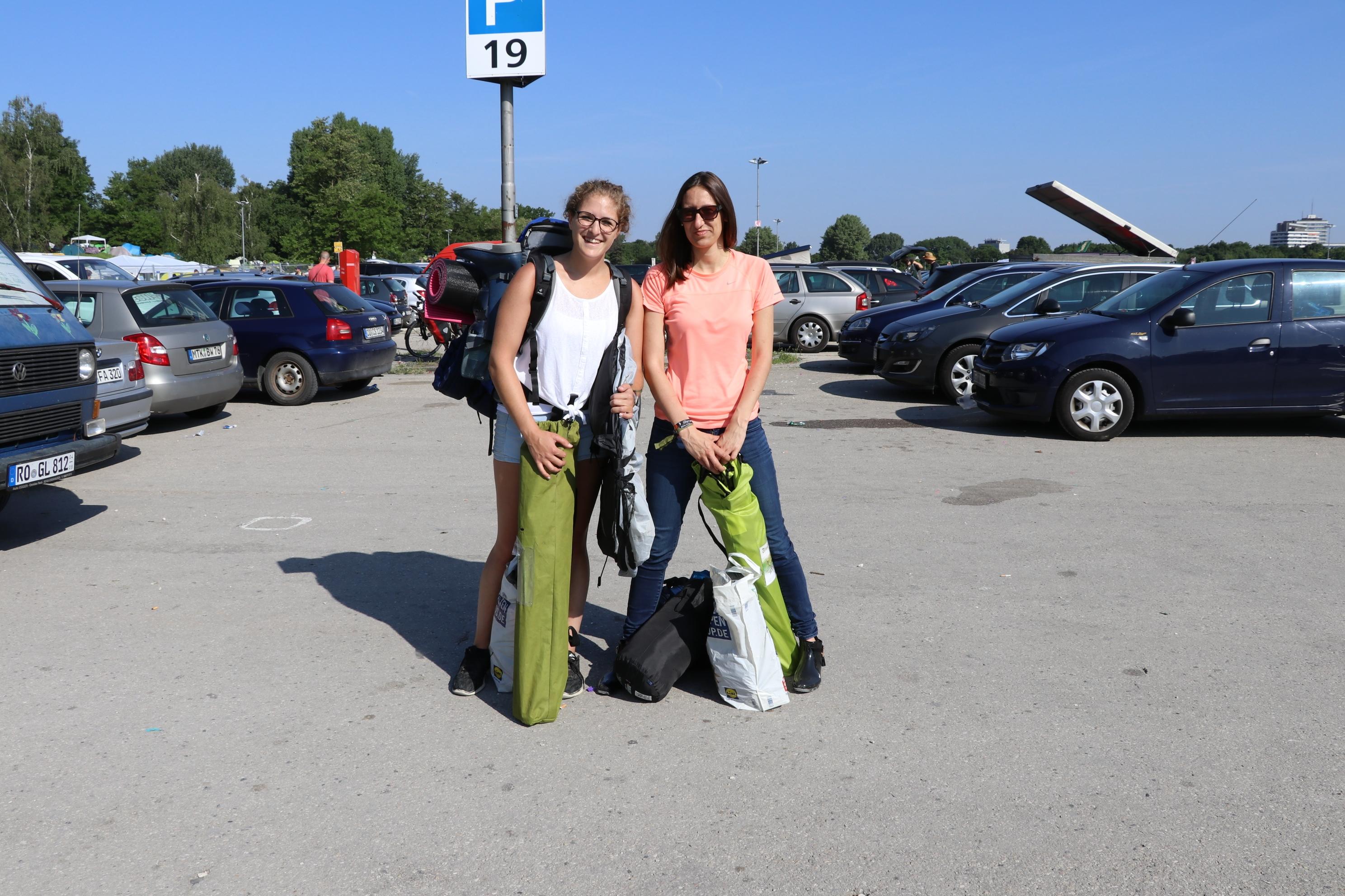 Anja aus der Oberpfalz und Jaqueline aus München sind dieses Jahr das erste Mal bei Rock im Park. Warum die beiden so wenig Gepäck dabei haben? Am Freitag kommt die zweite Ladung. Alles andere hätte uns auch gewundert...