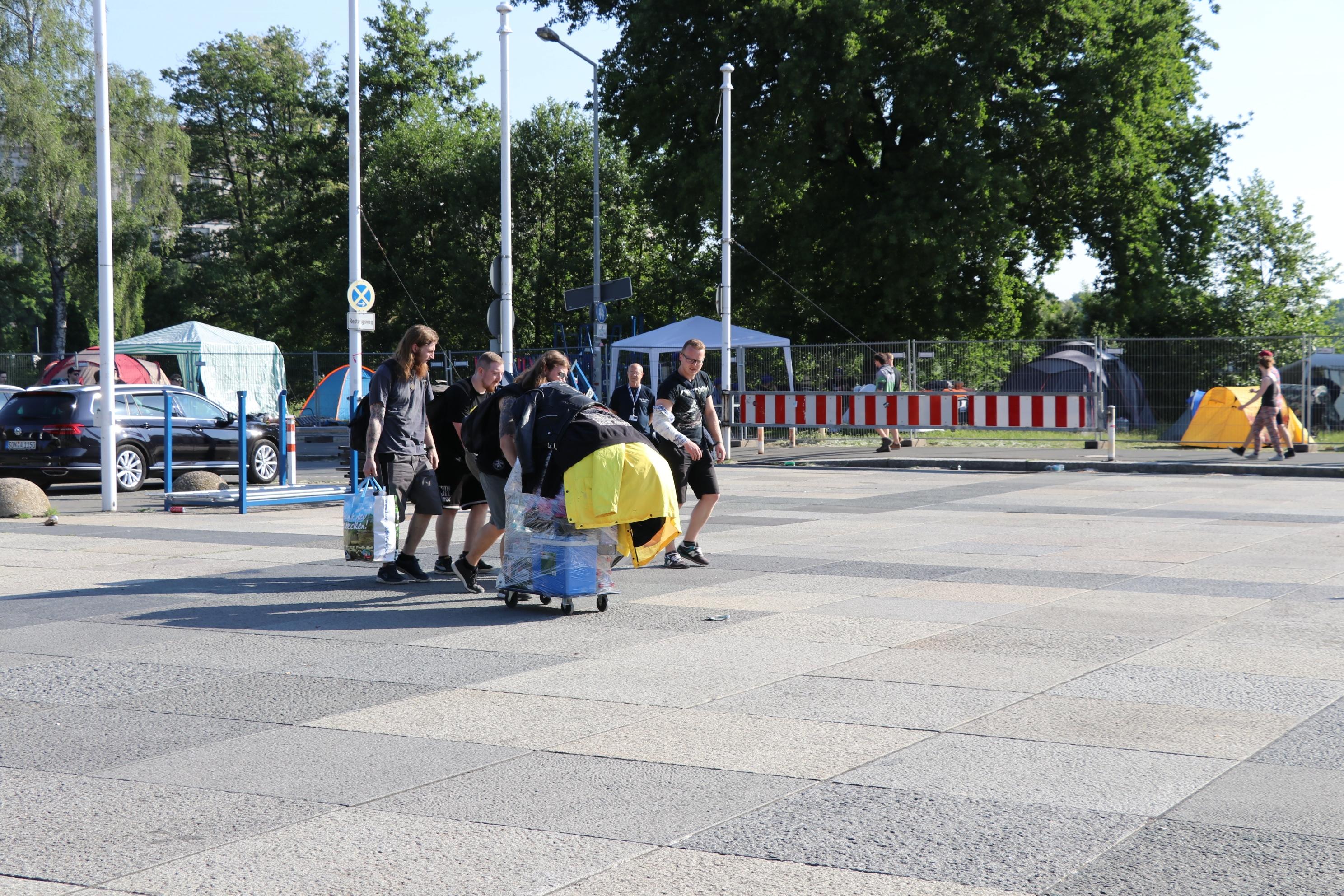 Diese Jungs haben schwer zu schleppen und den Proviant vorsichtshalber eingeschweißt damit auch ja nichts verloren geht.