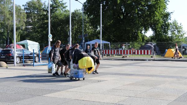 Diese Jungs haben schwer zu schleppen und den Proviant vorsichtshalber eingeschweißt damit auch ja nichts verloren geht.