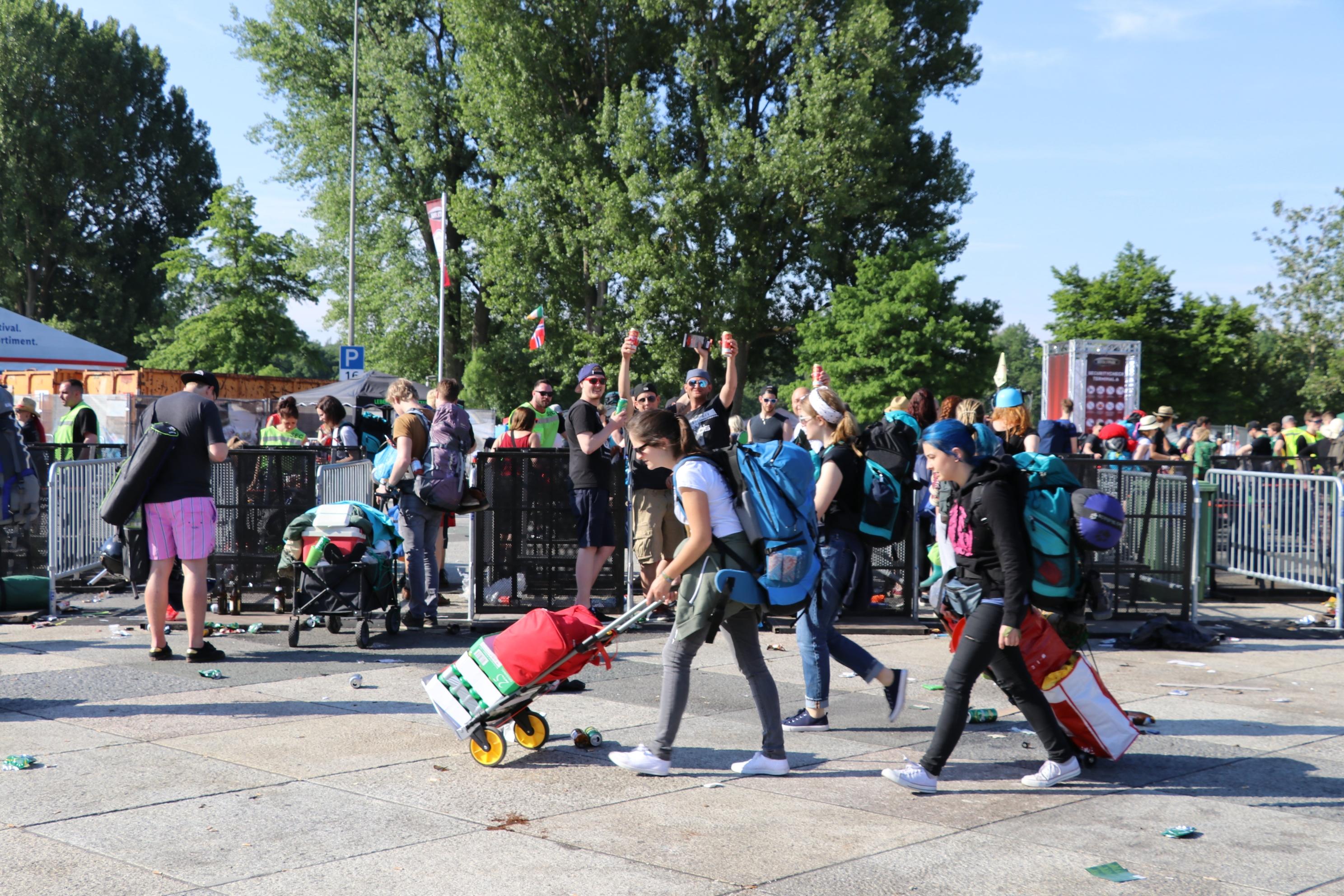 Während die meisten Besucher noch ihr Gepäck durch die Gegend schieben, genießen diese Jungs bereits das eine oder andere Bier.