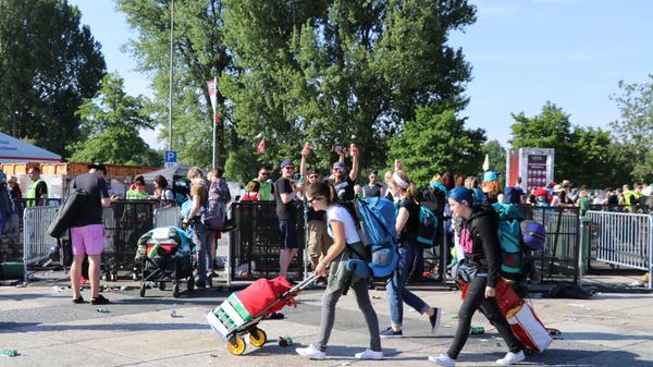 Während die meisten Besucher noch ihr Gepäck durch die Gegend schieben, genießen diese Jungs bereits das eine oder andere Bier.