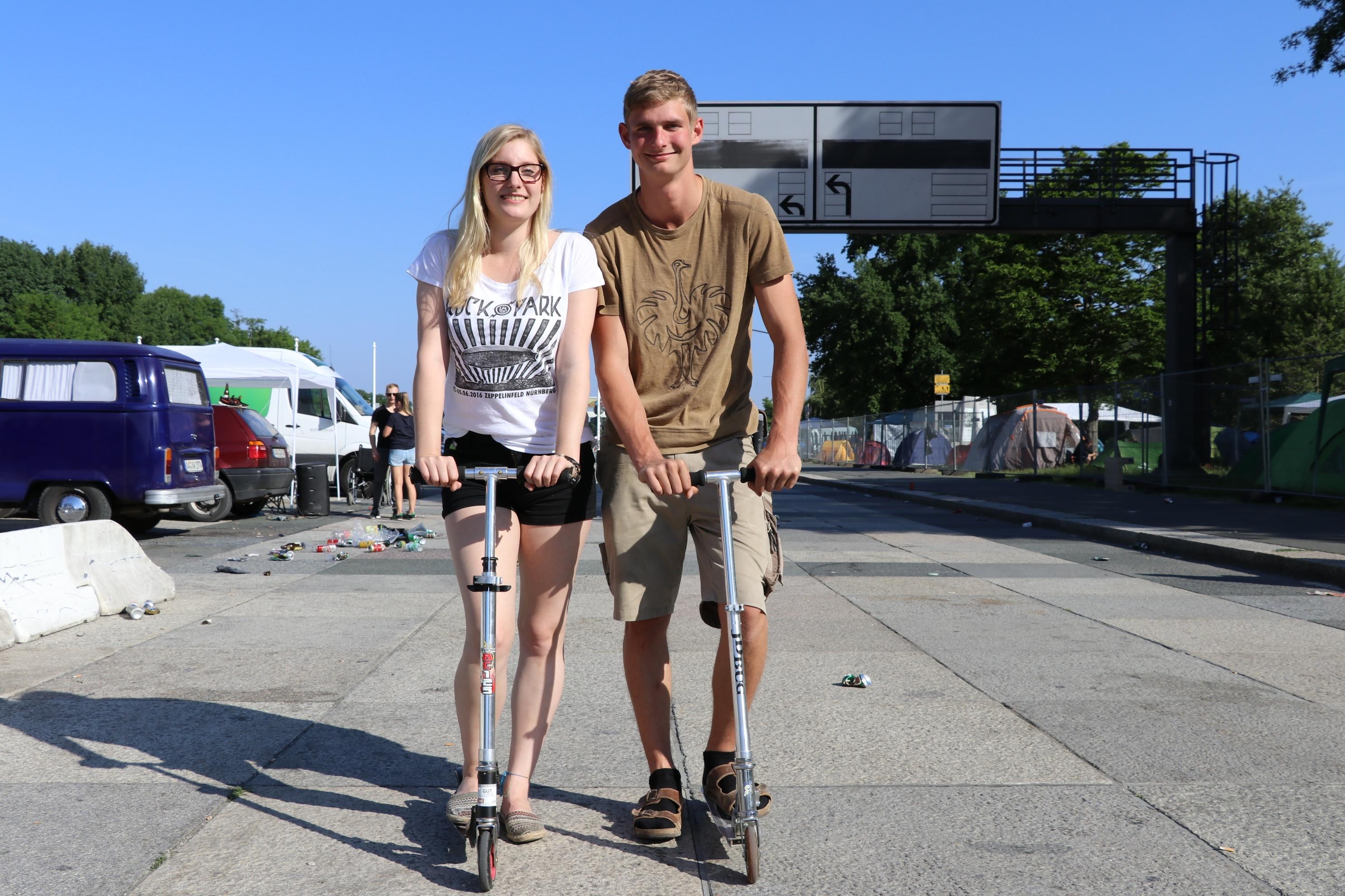 Michaela und Lukas kommen aus der Nähe aus Passau und düsen mit ihren Rollern über das Festivalgelände.