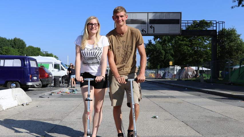 Michaela und Lukas kommen aus der Nähe aus Passau und düsen mit ihren Rollern über das Festivalgelände.