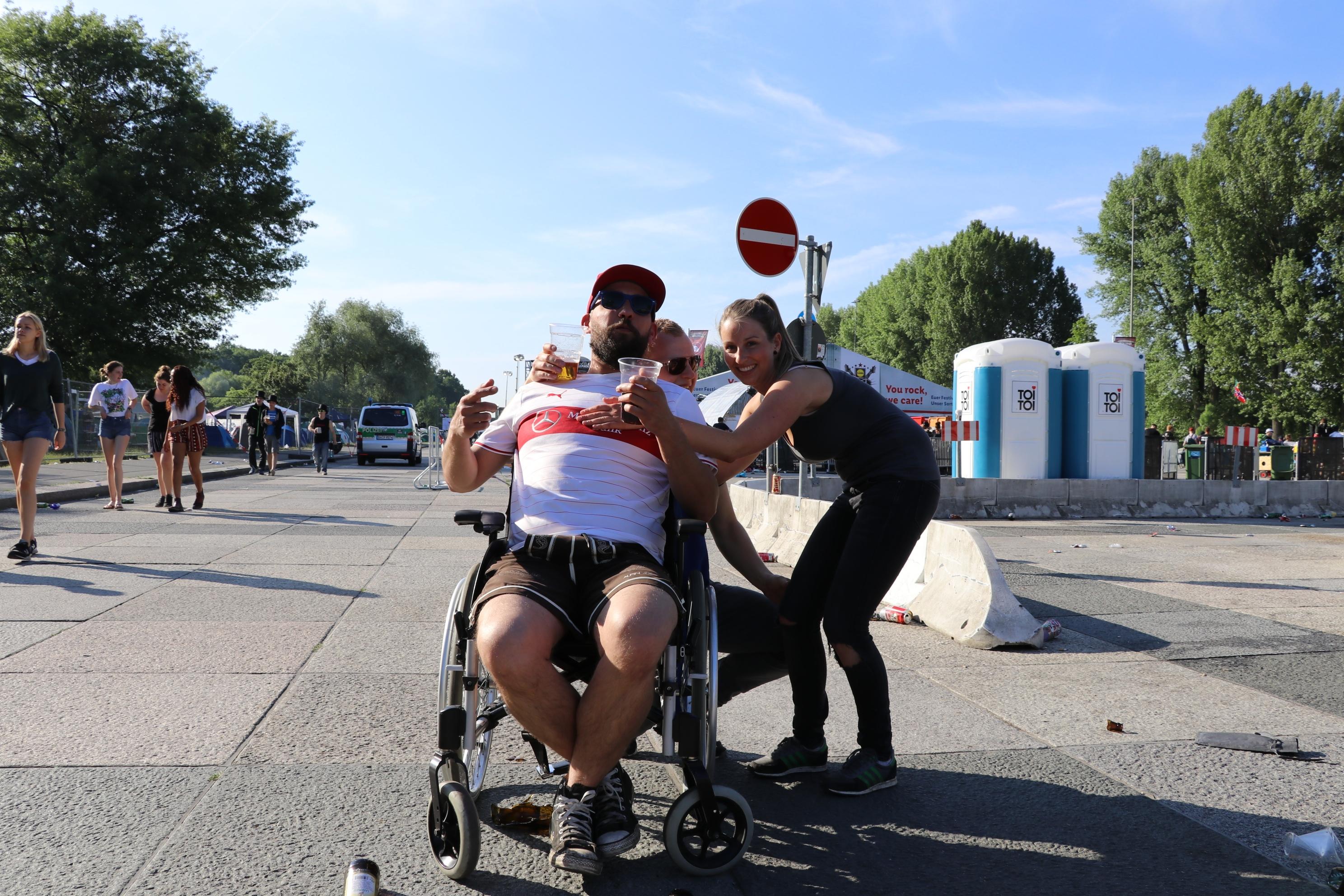 Rene, Kevin und Caro sind aus Aalen angereist und haben sich einen Rollstuhl mitgebracht, falls der eine oder andere mal schwere Beine hat.