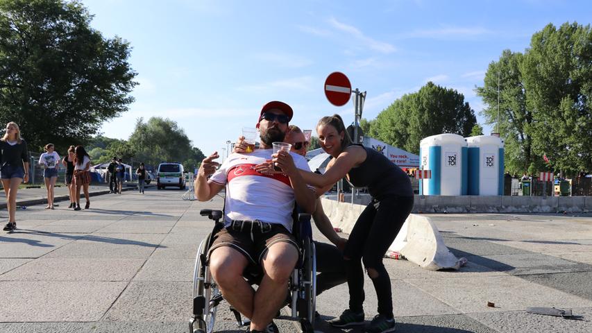 Rene, Kevin und Caro sind aus Aalen angereist und haben sich einen Rollstuhl mitgebracht, falls der eine oder andere mal schwere Beine hat.