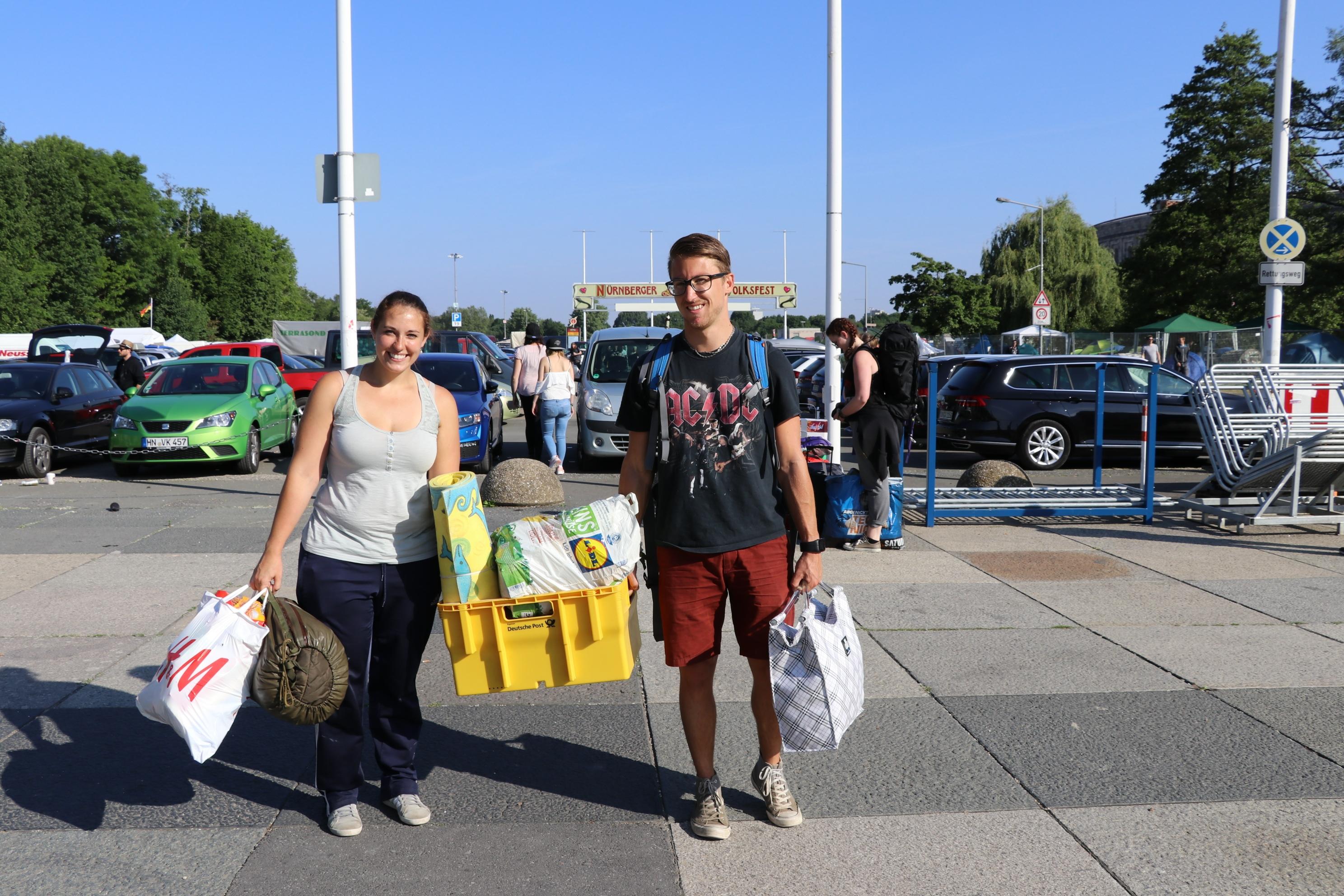 Agata und Max aus Ansbach feiern ihre Premiere bei Rock im Park und sind schon sehr gespannt, was sie in den nächsten Tagen erwartet.