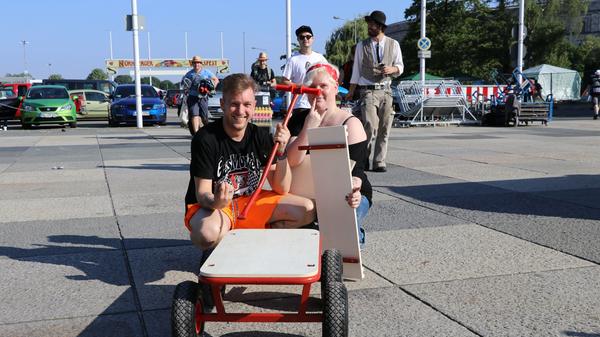 Der Bollerwagen von Jasi und Dome aus Schorndorf hat bereits am frühen Donnerstagmorgen den Geist aufgegeben. Das Panzertape soll es richten.