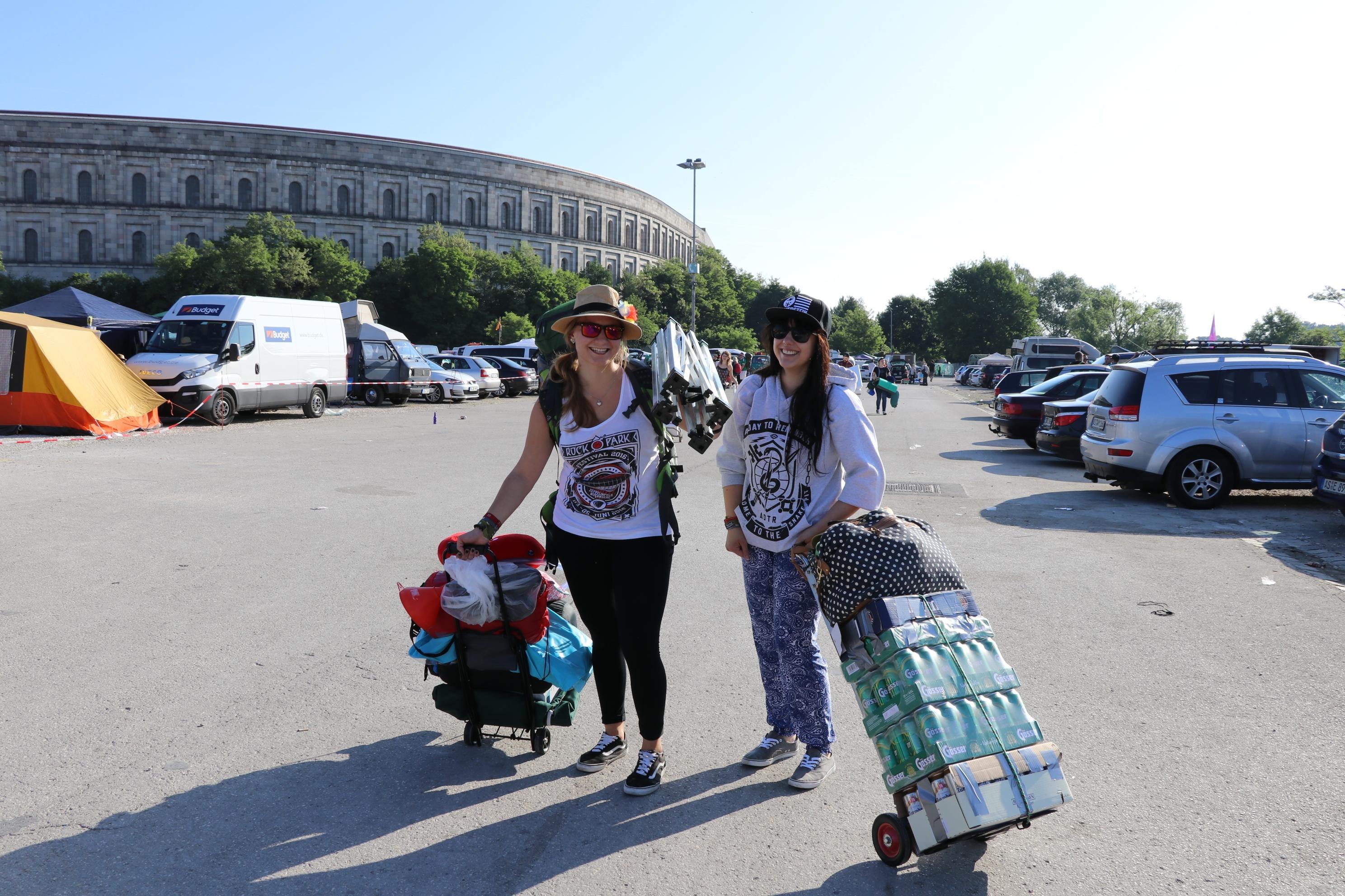 Jassi und Isi aus München sind schon alte Hasen bei Rock im Park und wie immer bestens vorbereitet.
