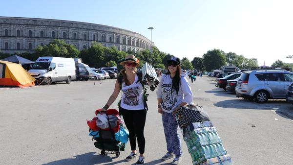 Jassi und Isi aus München sind schon alte Hasen bei Rock im Park und wie immer bestens vorbereitet.