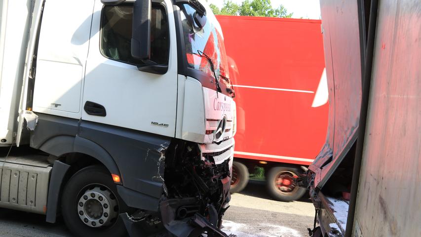 Stauende auf A3 übersehen: Fünf Lkw in Unfall verwickelt