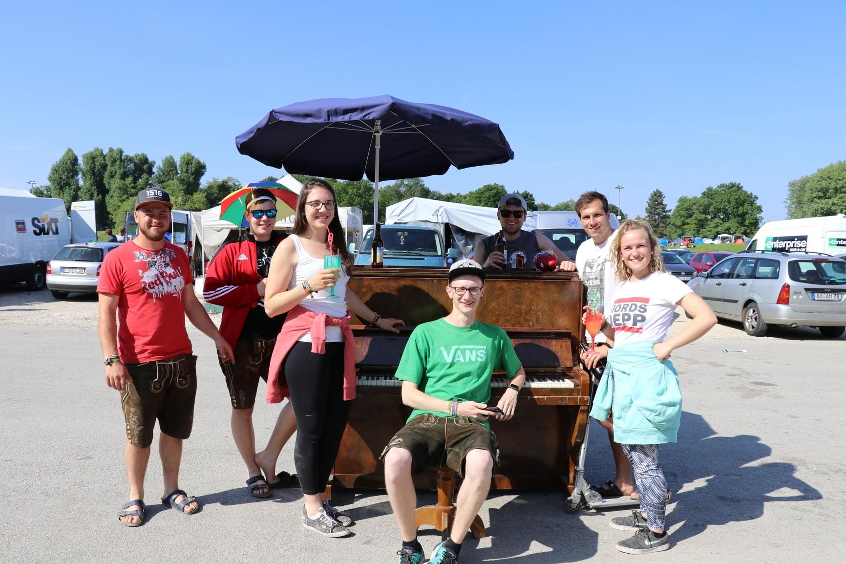 Ein Klavier bei Rock im Park? Warum nicht, dachten sich diese Frestivalbesucher aus Aichach. Besonders gute Darbietungen will die Gruppe mit einem Bier belohnen.