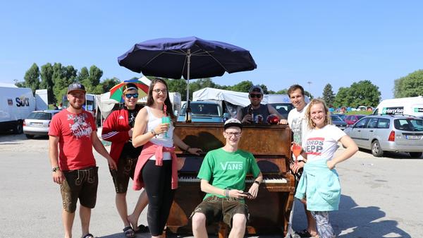 Ein Klavier bei Rock im Park? Warum nicht, dachten sich diese Frestivalbesucher aus Aichach. Besonders gute Darbietungen will die Gruppe mit einem Bier belohnen.