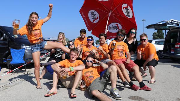 Die Gruppe hat sich übrigens extra für das Festival T-Shirts mit dem Konterfei des US-Präsidenten drucken lassen.