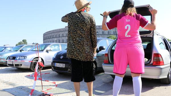 Für ihren ersten Besuch bei Rock im Park haben sich Lukas und Franziska aus Gerolzhofen ordentlich in Schale geschmissen. Unter seinem barocken Mantel dürfte Lukas bei den sommerlichen Temperaturen allerdings ordentlich ins Schwitzen kommen.