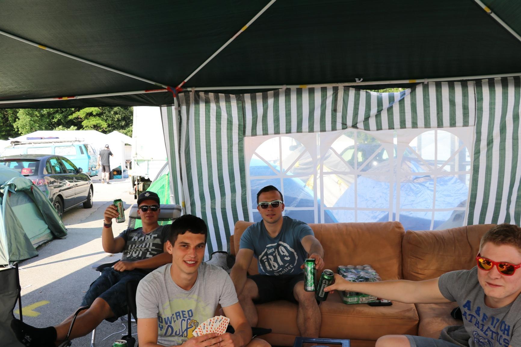 Diese jungen Herren aus Spalt sind bereits seit 3.45 Uhr auf dem Zeltplatz und vertreiben sich die Zeit mit einer Rund Karten.