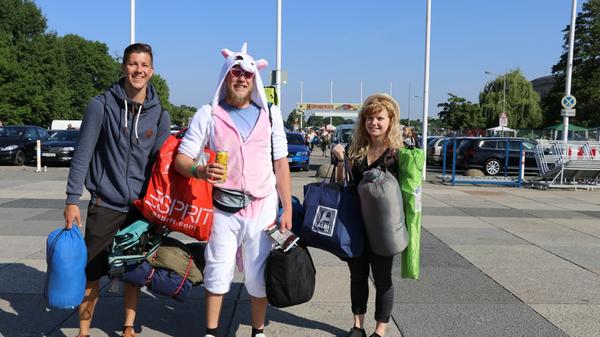 Diese drei Festivalbesucher waren bereits im letzten Jahr bei Rock im Park. In seinem Einhorn-Kostüm dürfte dieser Besucher bei den sommerlichen Temperaturen ordentlich ins Schwitzen kommen.