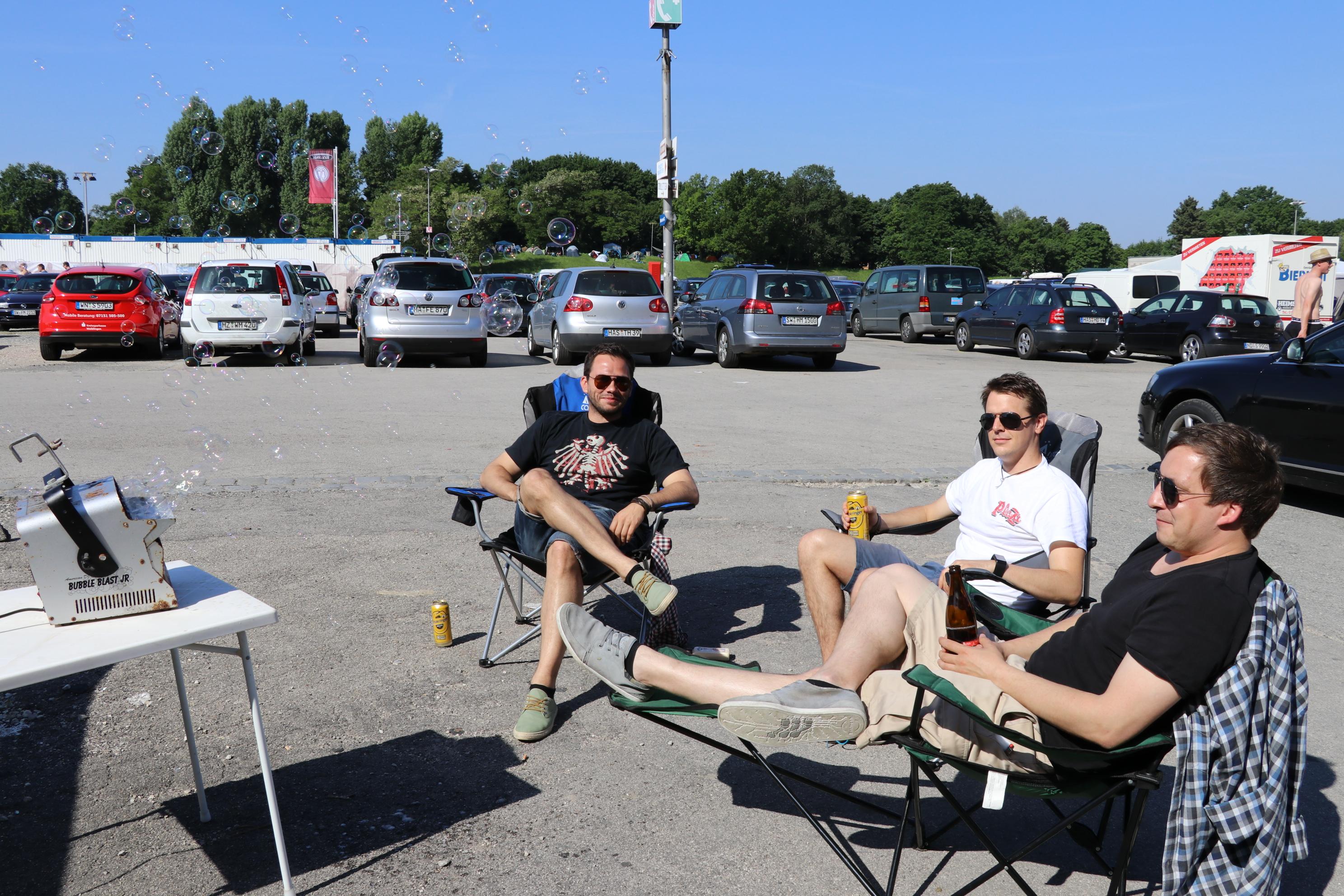 Janosch, Christian und Raimund sind auch schon seit dem frühen Morgen am Dutzendteich. Mit ihrer Seifenblasenmaschine sorgen sie für romantische Stimmung auf dem Zeltplatz.
