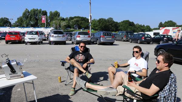 Janosch, Christian und Raimund sind auch schon seit dem frühen Morgen am Dutzendteich. Mit ihrer Seifenblasenmaschine sorgen sie für romantische Stimmung auf dem Zeltplatz.