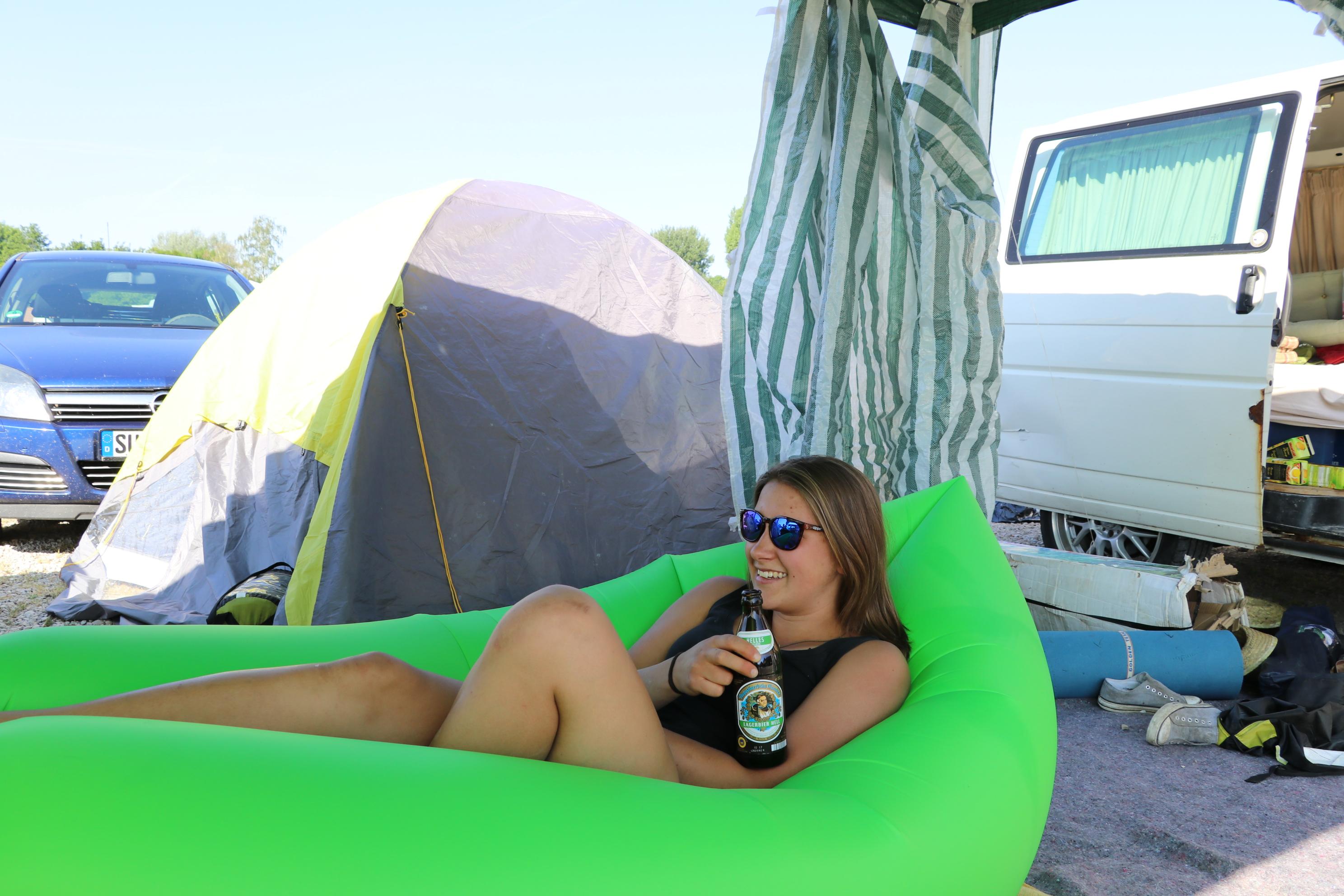 ... dieser jungen Dame und ihrem extrem bequemen Untersatz genießen die beiden die Sonne.